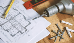 На Херсонщині відновлюють адміністративну будівлю, пошкоджену обстрілом