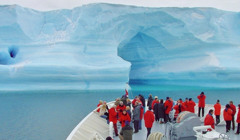 «Плавають навіть ті, хто не планував»: чому люди обирають арктичний туризм і купаються при -22°С?