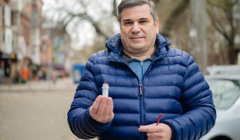 «Візьми з собою Миколаїв»: як моделіст Андрій Шинкаренко виготовляє крихітні копії маяків півдня