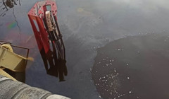 У Миколаївському порту із затонулого судна витекли нафтопродукти: чим це небезпечно