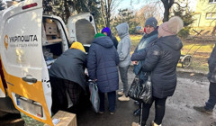 Це пошта на колесах. Як вона допомагає людям з прифронтових територій тримати зв'язок з рідними?