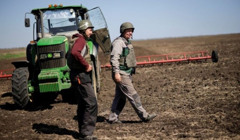 До праці стають пенсіонери та жінки. Як фермери Одещини справляються з втратою працівників