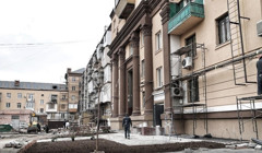 Замінюють плитку зі Слов'янська на ідентичну. В Запоріжжі майже відбудували історичний будинок