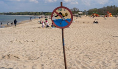 В Польщі на морських курортах заборонили купання через можливе забруднення води