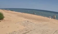 У Санжійці люди купаються в морі попри відсутність дозволів