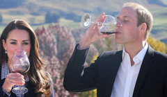 «Невдобно получилось» — паризькі кафе обманювали туристів дешевим вином замість дорогого