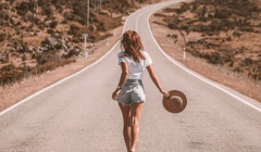 Чому туристи все частіше їдуть у соло-подорожі — дослідження. Та які країни обирають