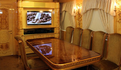 Готель на колесах і позолочені меблі: дорога до Одеси у шоу Дмитра Комарова