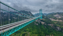 Міст на висоті 625 метрів. У Китаї відкрили найвищу переправу у світі, тепер це новий рекорд