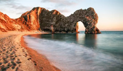 Шторми понівечили одну з найкрасивіших пам'яток Британії — арку Durdle Door. Пляж закрили