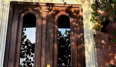 Як в Одесі майстри реставрують 100-літні двері? Розповідаємо про проєкт «Тисячі Дверей Одеси»