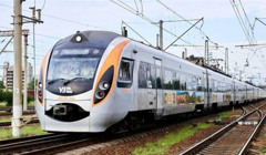 Потяг запізнюється через повітряну тривогу. Що буде з пересадкою і як повернути гроші за квиток