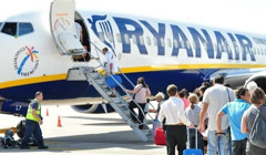 Ryanair змінила правила для сімей із дітьми. Як батькам сісти поруч у літаку й не платити за місця?