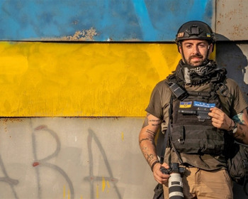 Він працює між Газою і Краматорськом: історія італійського фотографа і вуличного мага Маттіа Бідолі