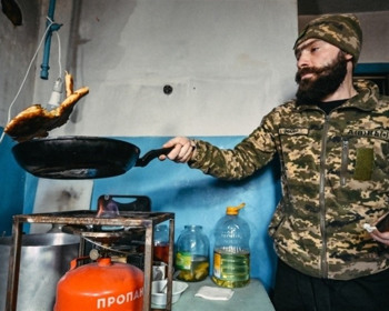 "Мені страшно, але я прийшов допомагати". Як сушеф став бойовим кухарем