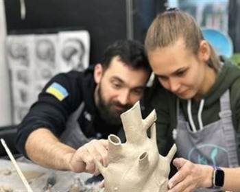 Теплі руки, холодна глина. Як майстерня Kust реабілітує військових через гончарство