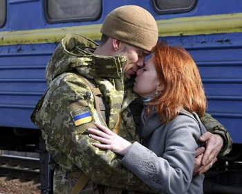"Любий, чекаю на тебе". Як працюватиме нова програма підтримки "Дружина ветерана"