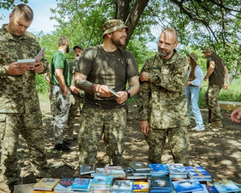 "Книга на фронт". Як українські військові читають на нулі