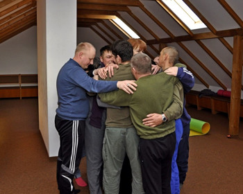 Повернення з війни – це ще один бій: як ветеранам допомагає реабілітаційний центр у Карпатах