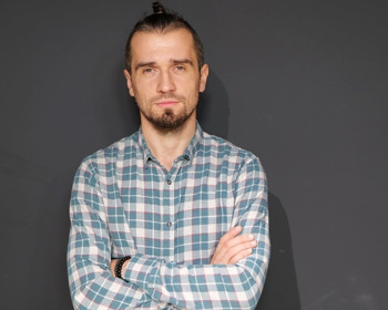 Ветеран, який тримає менталку захисників