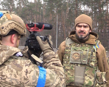 Голоси й очі фронту: 10 українських журналістів, які фіксують війну зсередини