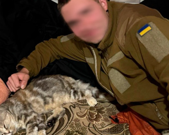 «Ця зима вчить цінувати тепле ліжко». Як живуть військові у зруйнованих хатах біля фронту