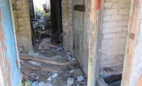 У Сватовому біля багатоповерхівок знайшли тіло жінки