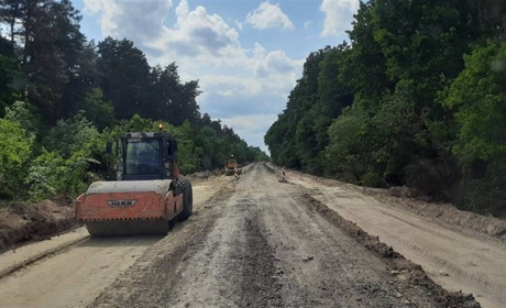 Дорогу Червоноград – Рава-Руська ремонтують з обох сторін
