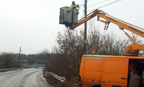 У Жмеринській громаді здійснюють заміну ламп у мережі вуличного освітлення