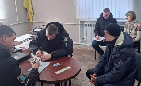 «Хотів обміняти»: в Глухові чоловік купив посвідчення водія і приніс його до сервісного центру МВС
