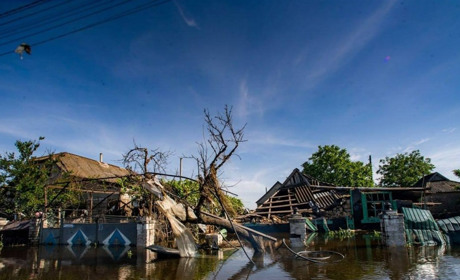 По воді пливли небіжчики і труни