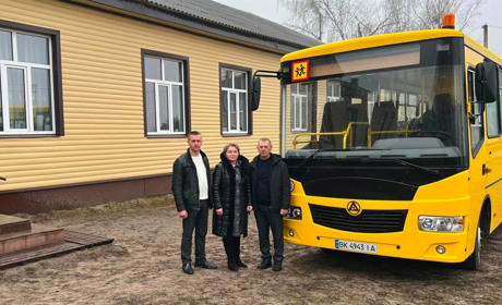 Новенький шкільний автобус вже прибув для школярів Зарічненської громади