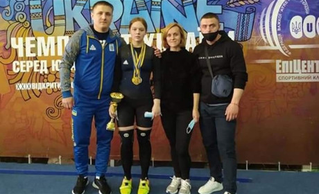 Спортсменка з Вараша стала чемпіонкою України з важкої атлетики