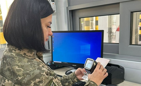 Вдівець, сам виховує дитину: чоловік намагався виїхати до Молдови з фіктивними документами