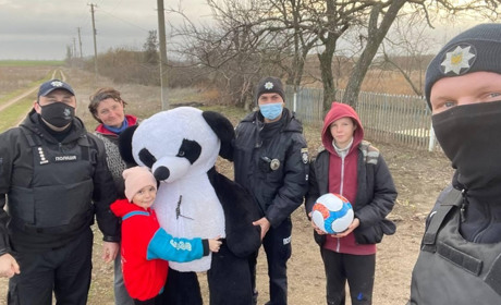 Офіцери громад Мелітопольщини вирішили зробити сюрприз дітлахам і стали помічниками святого Миколая