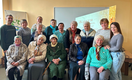 "Нема з ким і побалакати": у Біляївці подарували свято жінкам, які не можуть самі виходити далі дому