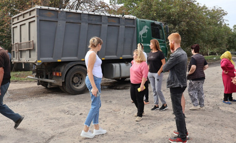 В Олександрівці місцеві жителі перекрили одну з вулиць селища. Дивіться чому