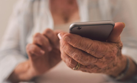 Вакциновані бердянці віком 60+ навесні отримають нові смартфони від держави