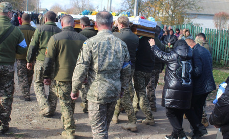 Вона зустрічала домовину з тілом сина, щоб вже наступного дня востаннє поцілувати його заплющені очі