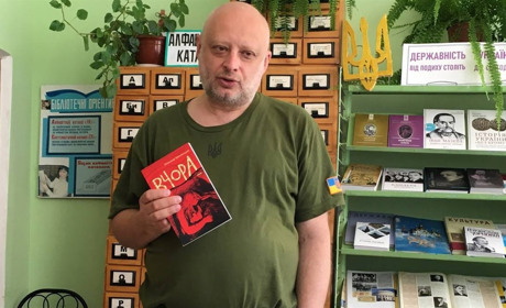 У бібліотеку Біляївки завітав письменник, видавець Олександр Красовицький: які подарунки залишив