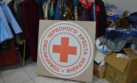 Волонтери Червоного Хреста в Переяславі запрошують жителів відвідати «Банк одягу» при організації