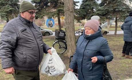 Мешканці Торецької громади у Дружківці вкотре отримали продуктові набори від World Central Kitchen