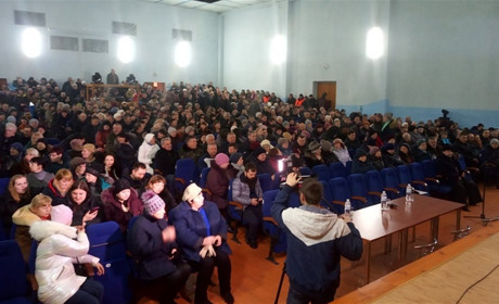 Готові перекрити залізницю: працівники ПВРЗ вимагають, аби завод стабільно працював
