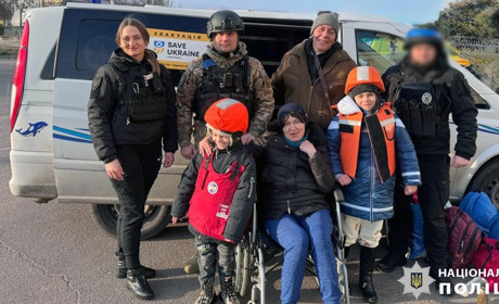 З села на Херсонщині евакуювали двох дітей та їхню маломобільну матір