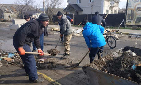 Переяславці долучилися до прибирання вулиць деокупованої Бучі