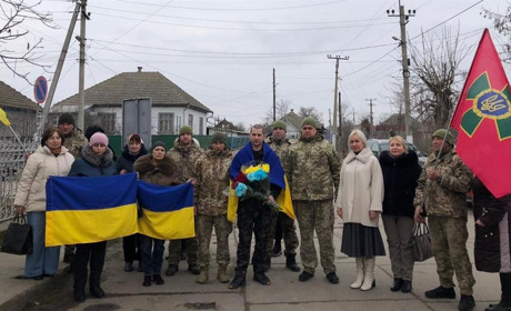 Звільнений з полону захисник острова Зміїний повернувся додому після реабілітації