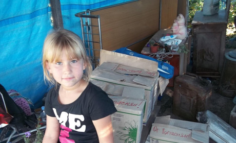 Попаснянки оказали помощь семье, пострадавшей от обстрела во Врубовке 