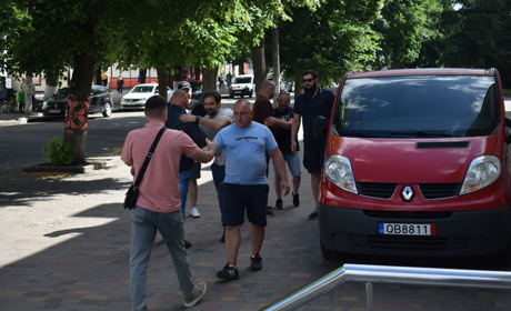 Латвійські волонтери у Звягелі передали автомобіль для потреб ветеранів