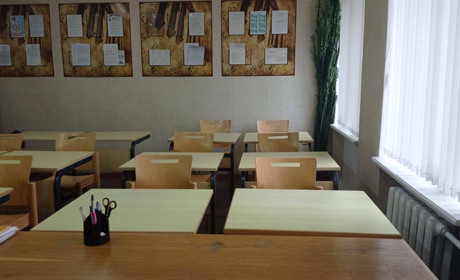 У Глухівській школі мистецтв уперше за 30 років оновили парти в кількох класах завдяки волонтерам