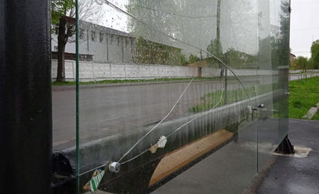 На Звягельщині невідомі розбили нову автобусну зупинку